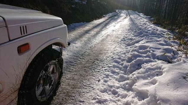 美濃戸林道状況は不良　凍結増えて雪は少なくスケートリンクに近い凍結状況です。赤岳山荘まで車で入る方は、４輪駆動車にスタッドレスタイヤの装着が必須。登山者にも注意を