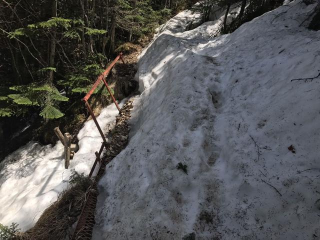 赤岳鉱泉～行者小屋　残雪の踏み抜きや斜面での滑落に要注意です。