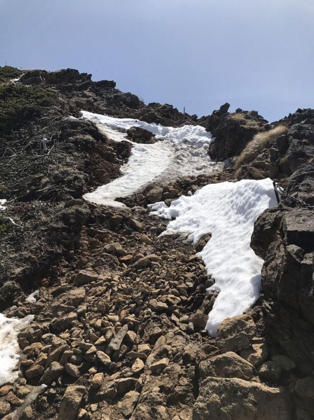 赤岳山頂～赤岳天望荘　東側斜面に残雪箇所が点在。気温上昇時には踏み抜き、低温時には凍結による滑落に要注意です。