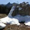 稜線の残雪がほとんど見えなくなる中、順調に進む人工氷壁「アイスキャンディ」の解体作業。