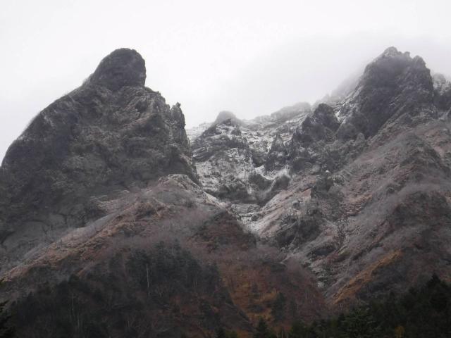 南八ヶ岳では、昨年より４日早い初冠雪！稜線の岩稜帯だけが雪化粧しました。