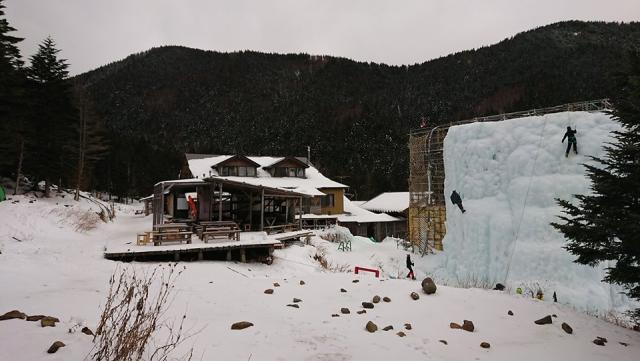 赤岳鉱泉と人工氷壁アイスキャンディ