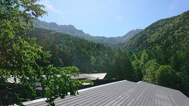 屋根から赤岳を望む。屋根から山を眺めれるのは小屋番だけの特権です