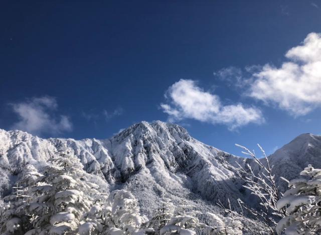 前日に降雪があり、岩稜帯も雪化粧しました(2021.04.19　赤岳鉱泉)