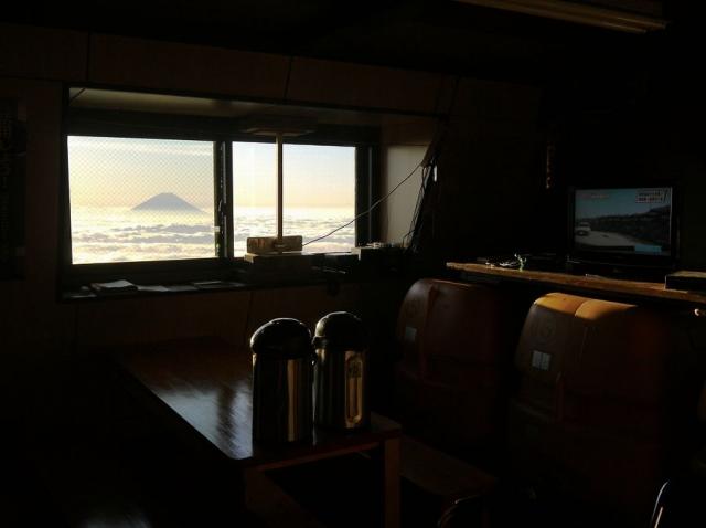 雲海に浮かぶ富士山 