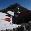 5月30日小屋開き前の北岳山荘と北岳。雪は近年のなかで一番少なく、昨年の4分の1程度。