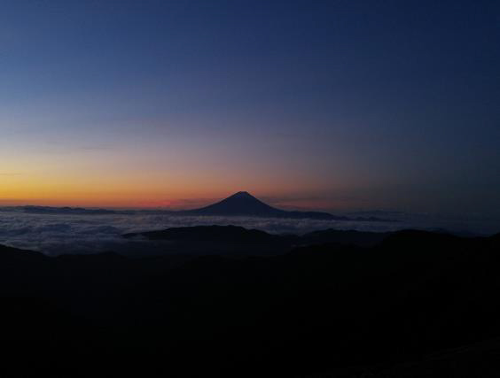 山荘食堂より、夜明けの富士山。