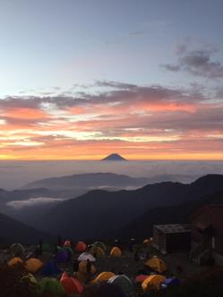 シルバーウィークの朝焼けと富士山。期間中はたくさんの登山者で賑わいました。