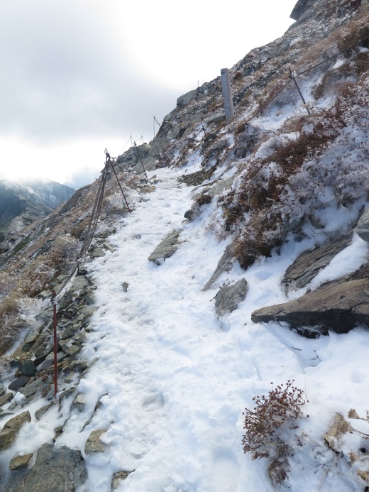 稜線上は登山道全域で雪が溶けず、凍って残っている状況です。