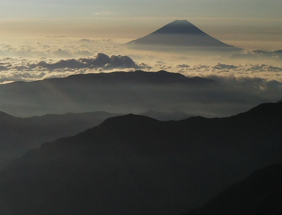 雲海に頭を出した富士山