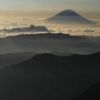 雲海に頭を出した富士山