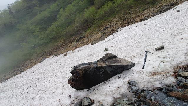 大樺沢雪渓上には大きな落石もあります