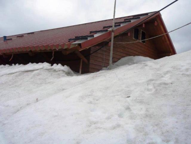 県営赤石小屋は雪に埋もれています