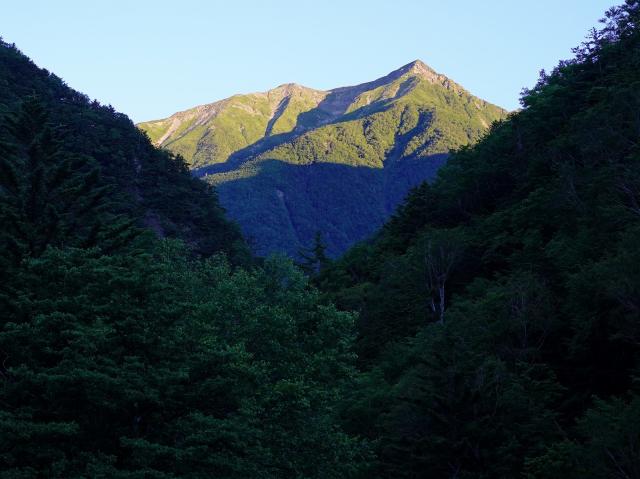 椹島・牛首峠から見る、朝日を浴びる赤石岳