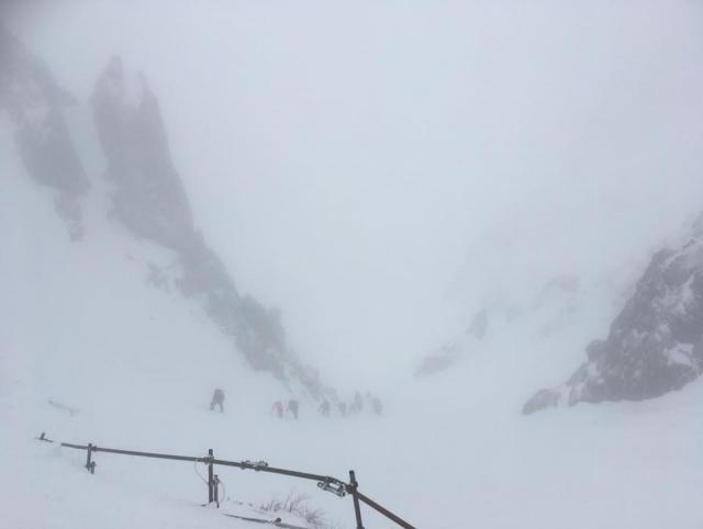 千畳敷から八丁坂にかけて視界は100m程です。トレースは消えていましたが新たにつけました。積雪は50cm位でしょうか。