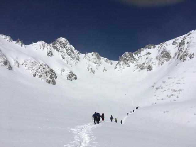 天気快晴で登山者も50名は登っていました。カール内はブッシュもほぼ埋まり厳冬期なんだなぁと改めて感じました。