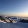 昨日の吹雪から一転。快晴の稜線はアイスバーンです。