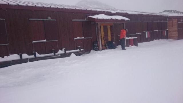 雪の中、厳しい小屋閉めでした。
