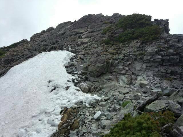 剱岳への登山道－平蔵の頭のスラブ。今日現在の平蔵の頭のスラブの状況です。雪切りなんとか終了しクサリと登山道がほぼ出ました！
