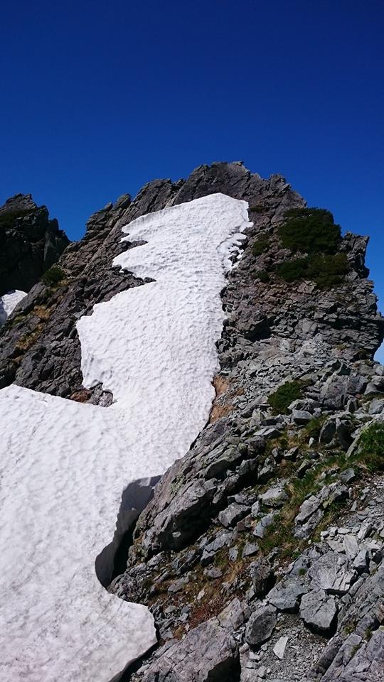 ７月６日の平蔵の頭のスラブの状況　残雪が多く、クサリと登山道が出ていません。雪切りが必要な状態でした。