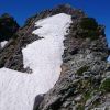 ７月６日の平蔵の頭のスラブの状況　残雪が多く、クサリと登山道が出ていません。雪切りが必要な状態でした。