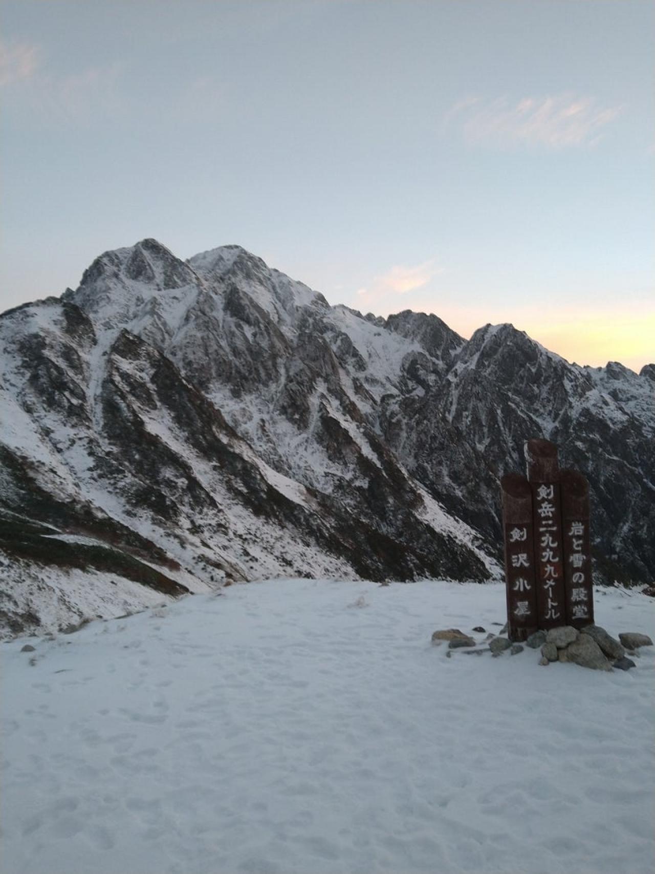 2023年の営業終了。剣岳も冠雪し、剱澤小屋周辺も積雪(2023.10.08　剱澤小屋)
