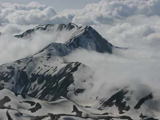 雲に包まれる奥大日岳（雄山から撮影） 