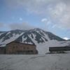 急速な雪融けで現れた日本最古の山小屋「立山室堂」 