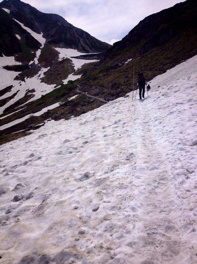 一ノ越へ向かう雪渓が残る登山道