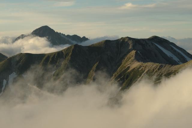 雲海に浮かぶ剱岳