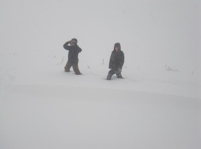 山荘前を歩く観光客。積雪は場所によっては吹き溜まっており、膝くらいまで埋まる個所もあります