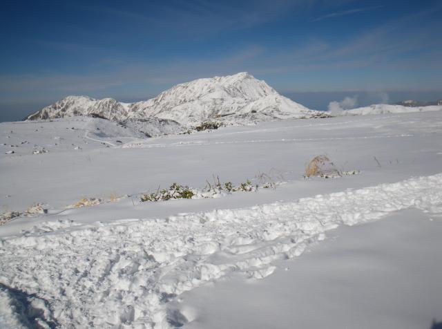 雪に覆われた室堂平　大日岳稜線も真っ白です。