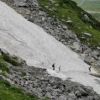８月下旬に残る登山道上の雪渓