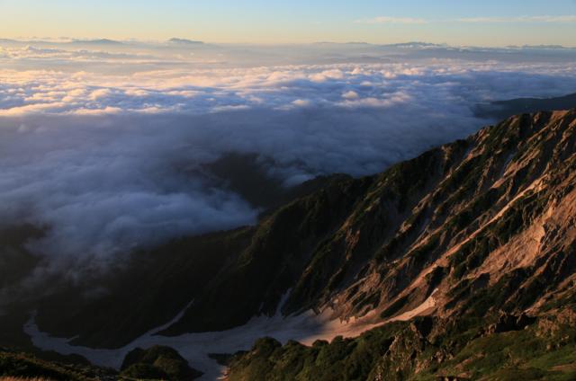 大雪渓全景と雲海の彼方に見える富士山・八ヶ岳・南アルプスなどの山並み 