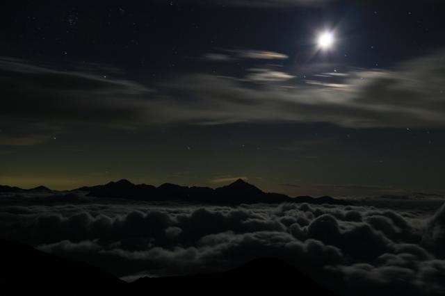 月明りに照らされた剣立山連峰 