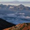 朝日を浴び端正な姿を浮かび上がらせている剣立山連峰。秋特有の光景。 