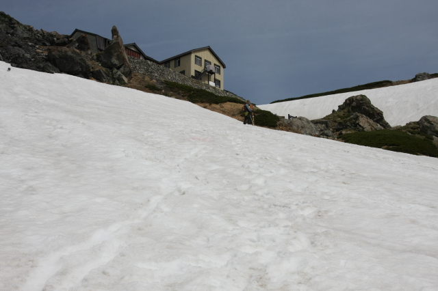 村営頂上宿舎の手前の残雪。 