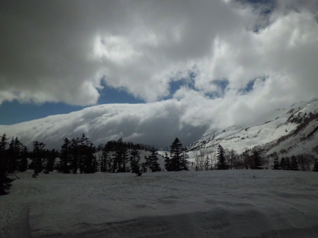 16時栂池より。自然園は晴れていますが、白馬三山は大きな雲（雪雲）に包まれ稜線は吹雪き大荒れのようです。午前中は晴れ、白馬岳と稜線も望めましたが、天候急変しました。