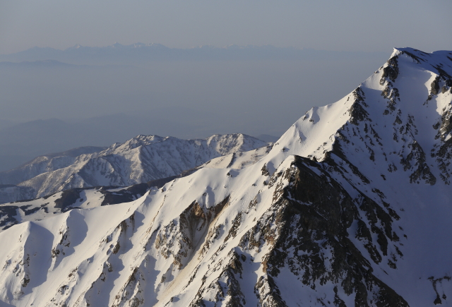 朝、杓子岳の肩越しには南アルプスの山並がくっきりと見えました。