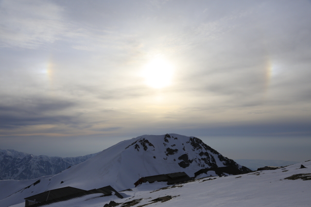 夕方　旭岳上空に現れた「幻日」。真ん中が太陽で左右両側に虹色の光あります。