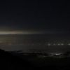 旭岳の右側に広がる夜景（手前から黒部の街の灯り・漁火・富山湾をはさんで能登半島の街の灯り）　
