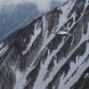 杓子岳の際を飛行する荷上げのヘリコプター