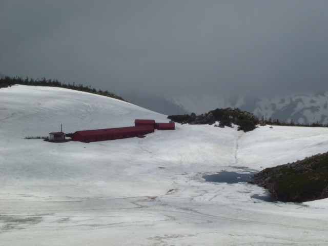 大池山荘が雪の中からずいぶん出ていました。