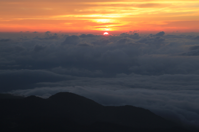 長野側は雲海が広がっていて東側の山並みはその下で全く見えませんでしたが、その雲を突き破るように朝日が昇ってきました。.jpg