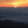 長野側は雲海が広がっていて東側の山並みはその下で全く見えませんでしたが、その雲を突き破るように朝日が昇ってきました。.jpg