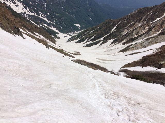 小雪渓より葱っ平・大雪渓を見下ろしたところ。急傾斜の小雪で滑落しないように慎重に。まだ小雪渓のトラバースはステップが切ってありません。特に下りではより慎重にお願いします