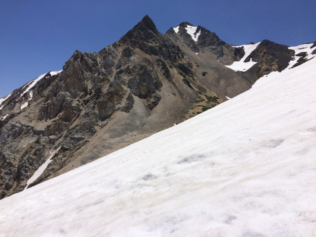 小雪渓を登り切ると傾斜が緩やかになり、やっと一息つけます。杓子岳の雄姿を見ながらしばしの休憩です。
