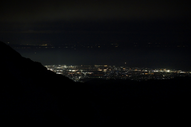 稜線から富山方面の夜景　能登半島のきらめめも見えます　