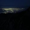 明け方3時過ぎの光景。杓子岳の肩越しに松本方面の夜景がきれいに広がり、その先に南アルプスの山並みがシルエットで見えました。