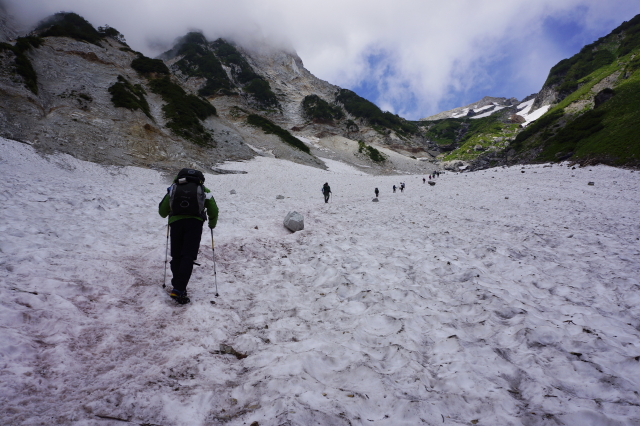 大雪渓上部が秋道ルートに変更されているものの、上りで40～50分ほどはそのまま雪渓を辿ります。まだまだ雪渓歩きを楽しんでいただけます。ただ落石にはご注意ください！